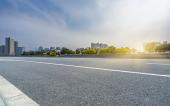 Straße im Sommer Reifentests Sommer 2020
