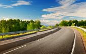 Straße im Sommer Reifentests Sommer 2025