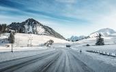 Verschneite Straße Reifentests Winter 2020