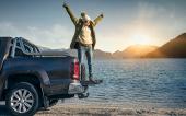 Tragfähigkeit und zulässige Höchstgeschwindigkeit Frau auf Pick-Up-Ladefläche
