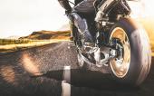 Informationen zu Motorradreifen Motorrad auf Straße