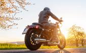 Profiltiefe Motorradreifen Motorrad im Sonnenuntergang