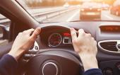 Hände am Lenkrad Lenkung beim Auto