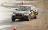 Auto auf Testparcours Reifentests Allwetter 2020